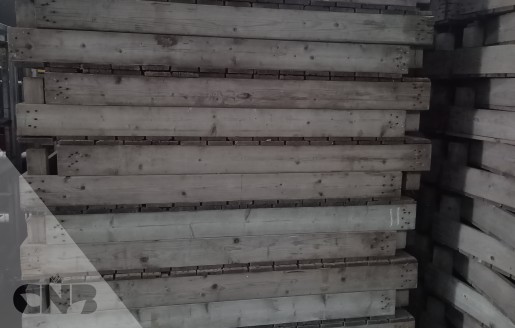 Foto van Houten broeibakken