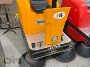 Foto van Zelfrijdende veegmachine-JCB